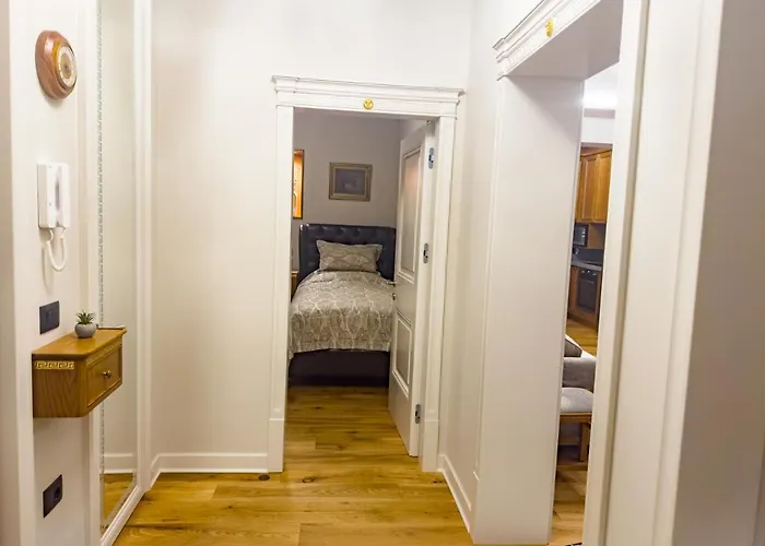 Fleeville Vicky's 地拉那